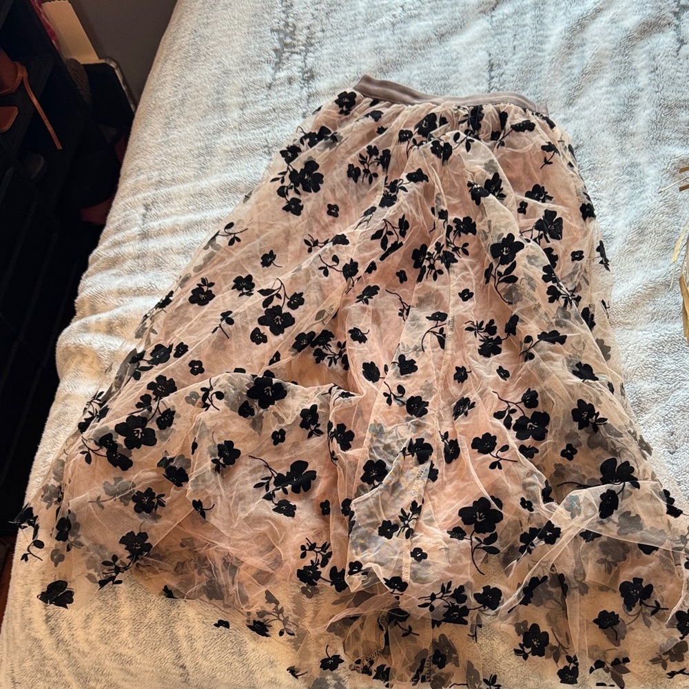 Elegant Floral Black and Tan Skirt - Picture 2 of 2